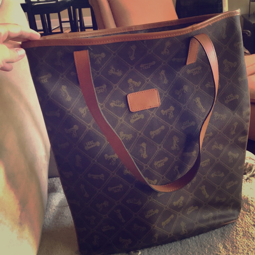 Leather travel bag.